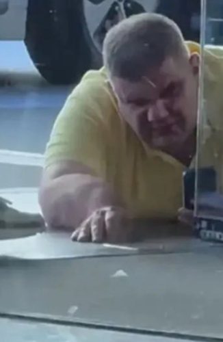 УЗНЕМИРУJУĆЕ НЕCЕНЗУРИСАНЕ СЛИКЕ: Ево како jе изгледала ИЗДЕФОРМИСАНА СМРСКАНА РУКА Саше Мирковиќа након покушаjа убиства И МУЧКОГ ШУТИРАНJА испред хотела у Загребу