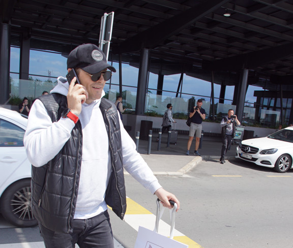 PEJOVIĆ SE KEZI POSLE PROPALIH NASTUPA?! Puk’o ko zvečka! (FOTO)