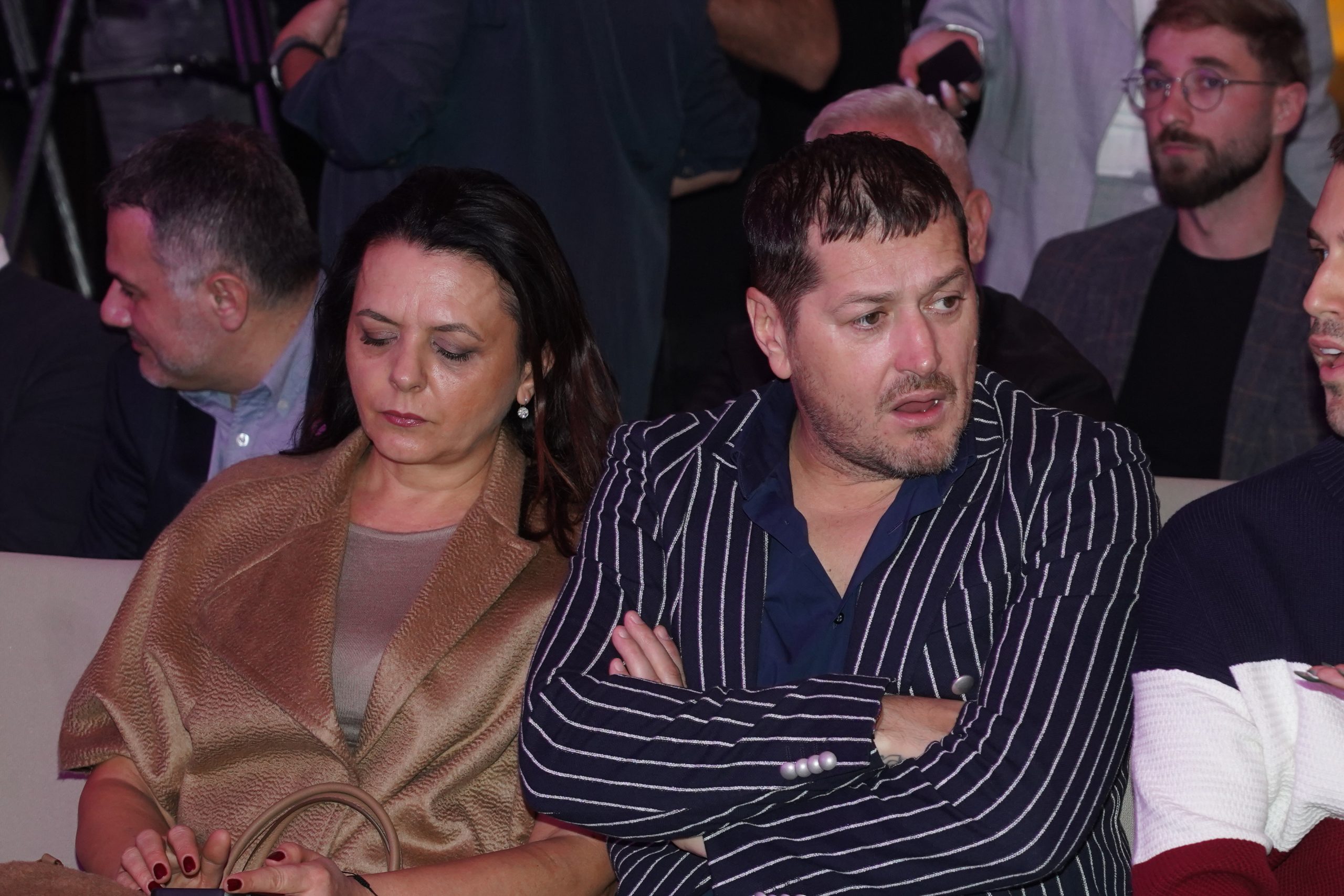 “POLAZI DEBELA, NA ŠTA TO LIČIŠ?!” ACO PEJOVIĆ URLAO NA ŽENU PRED SVIMA! SELJAČINA!