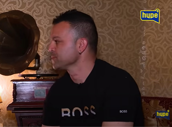 KUPIO SVAKOM DETETU PO STAN! Pevač ima tri kuće uzima bakšiš i do 70.000 evra (VIDEO)
