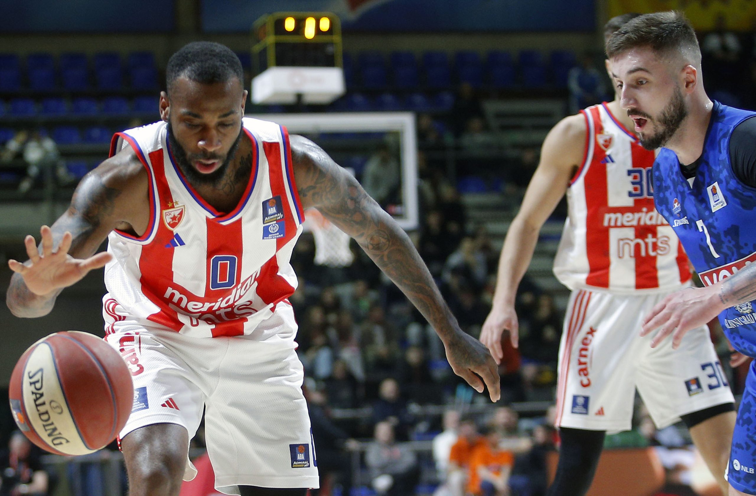 NASTAO HAOS U MORAČI! Prekinut meč Budućnost – Zvezda! Evo kad se NASTAVLJA!
