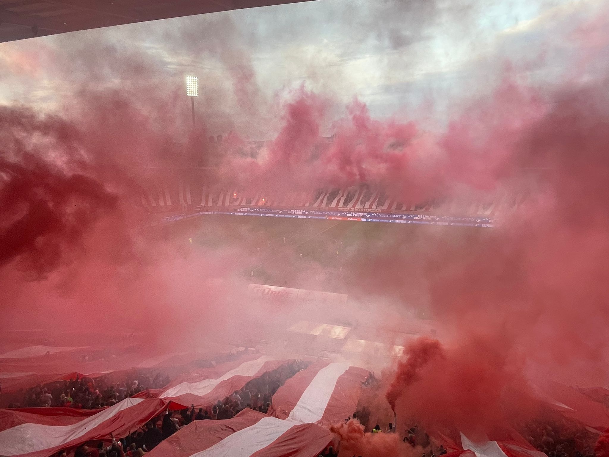 SPEKTAKULARAN IZGLED MARAKANE NA PROSLAVI TITULE: Sve u crveno-belom dimu (FOTO)