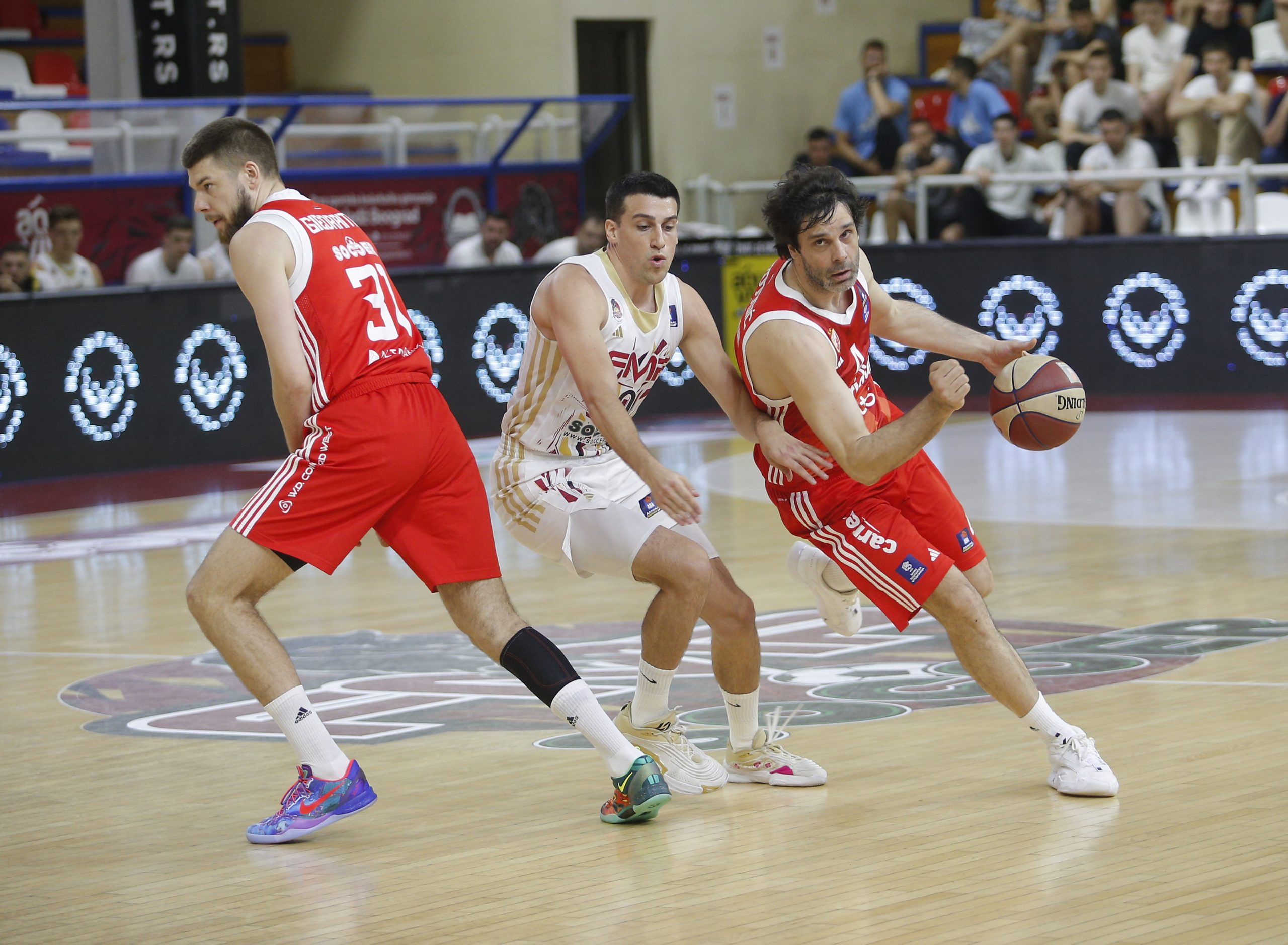 CRVENA ZVEZDA SE MUČILA! Šampion sa ZVUKOM SIRENE slavio u predgrađu!