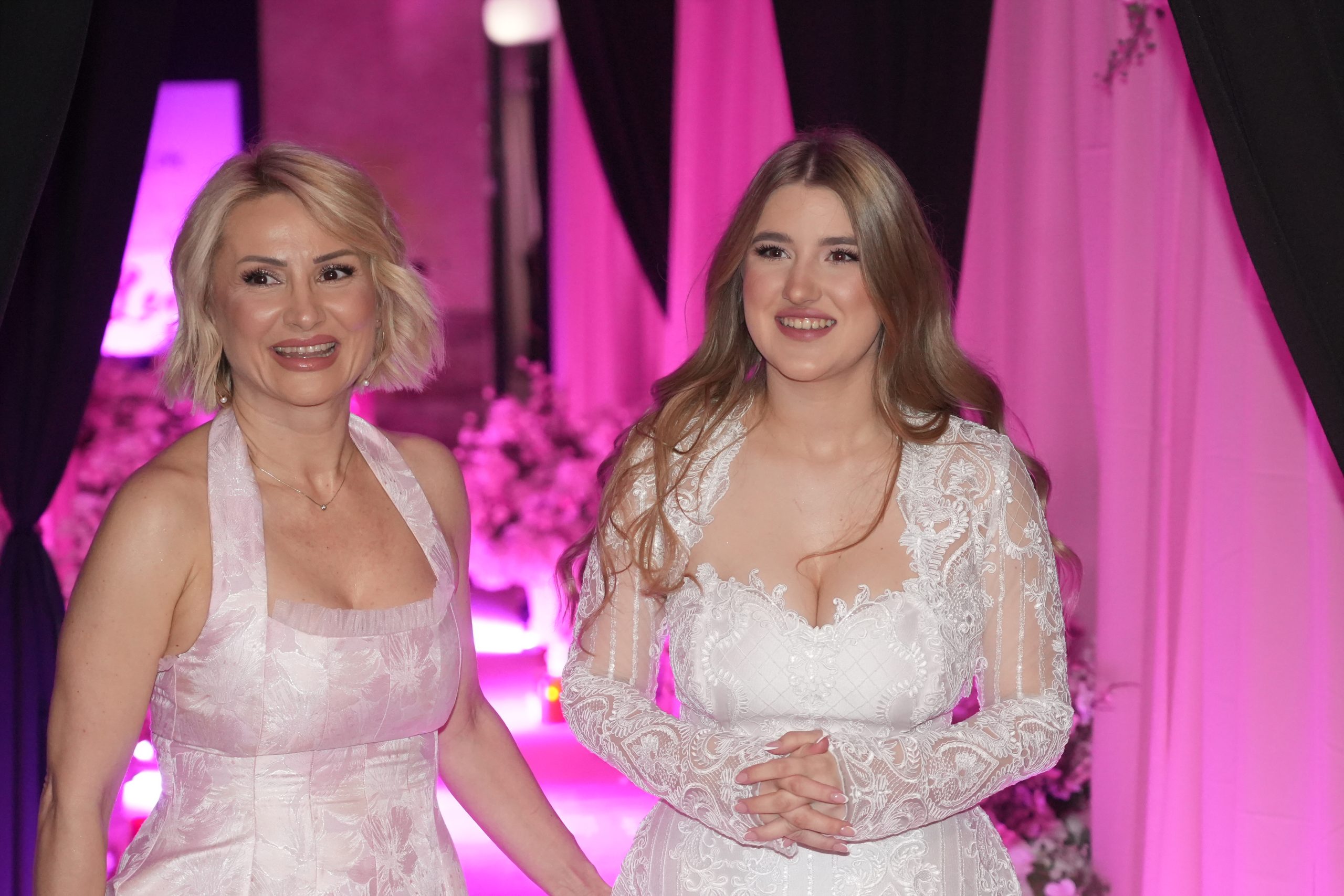ĆERKA GOCE TRŽAN SLAVI PUNOLETSTVO: Lena u beloj čipkanoj haljini oduševila sve, a evo kako izgleda Raša! (FOTO)