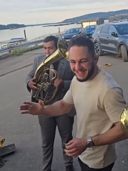 CIGARETA U RUCI I…! Pogledajte kako je Janičić uz HIT delija SLAVIO uz trubače pobedu nad Bojkovićem! (VIDEO)