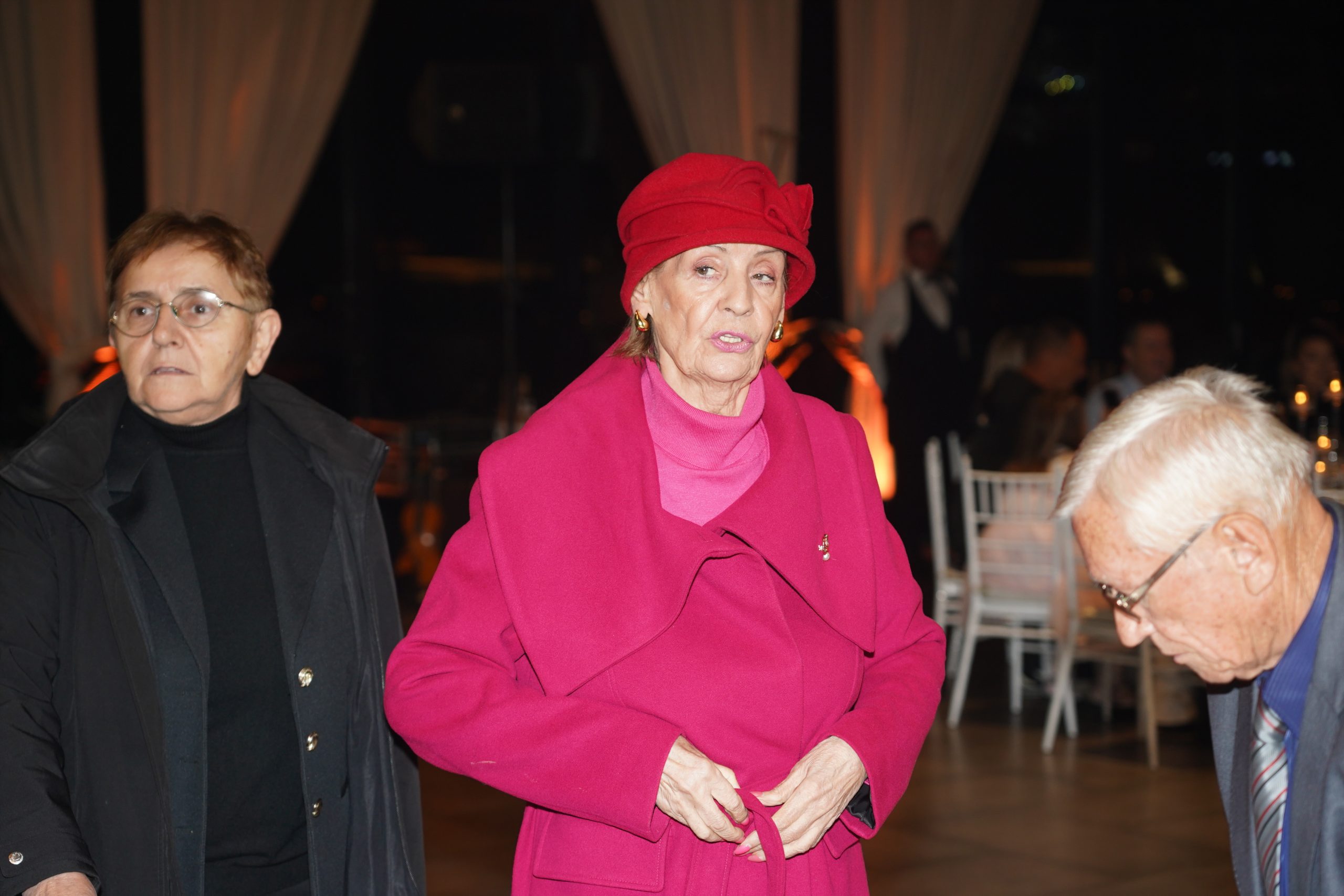 FOLKERKA ZATEKLA MUŽA NA GOMILI SA KOLEGINICOM! “Golu sam je izbacila napolje!”