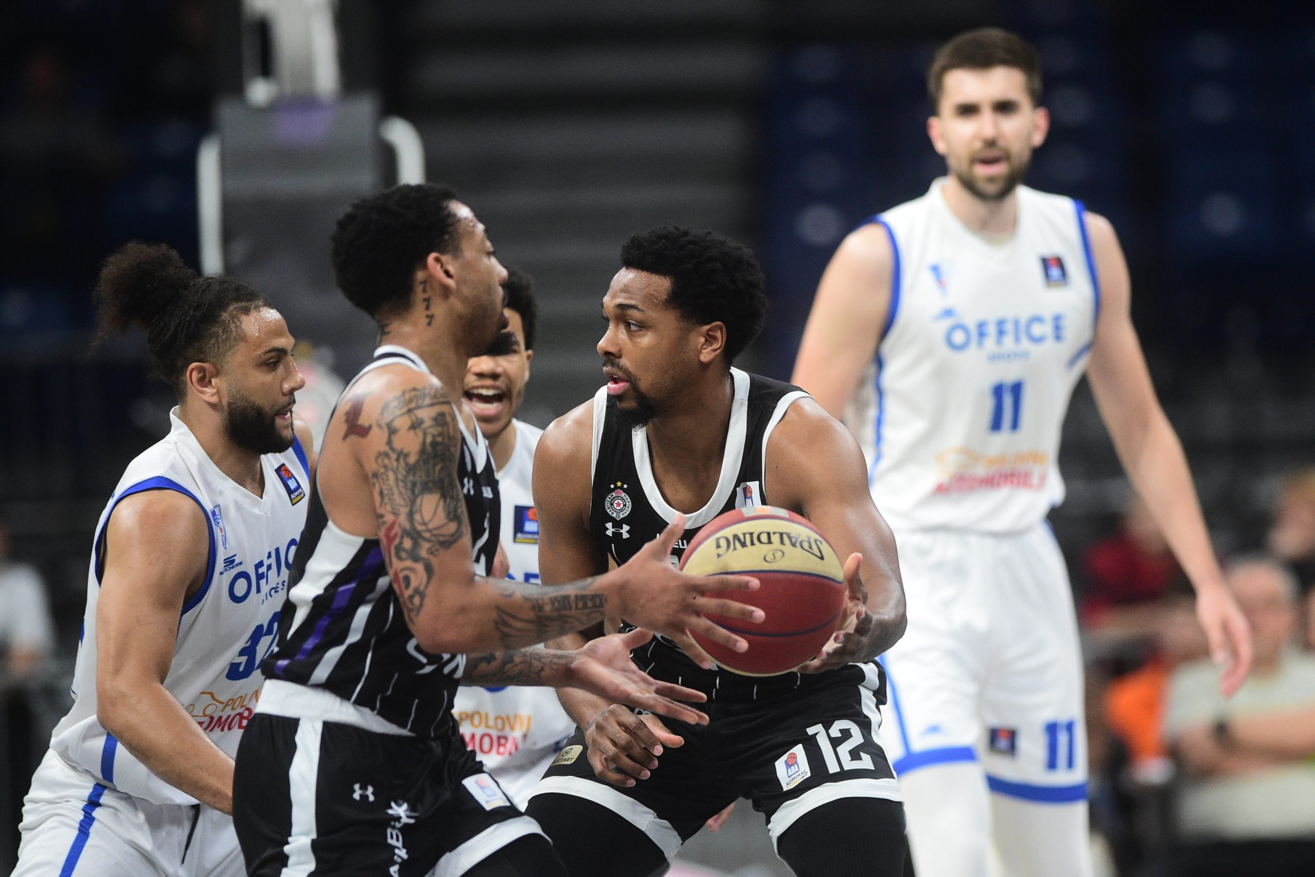 PUKLA STOTKA U ARENI! “Otpisani” doneli pobedu Partizanu! Još jedna do POLUFINALA!