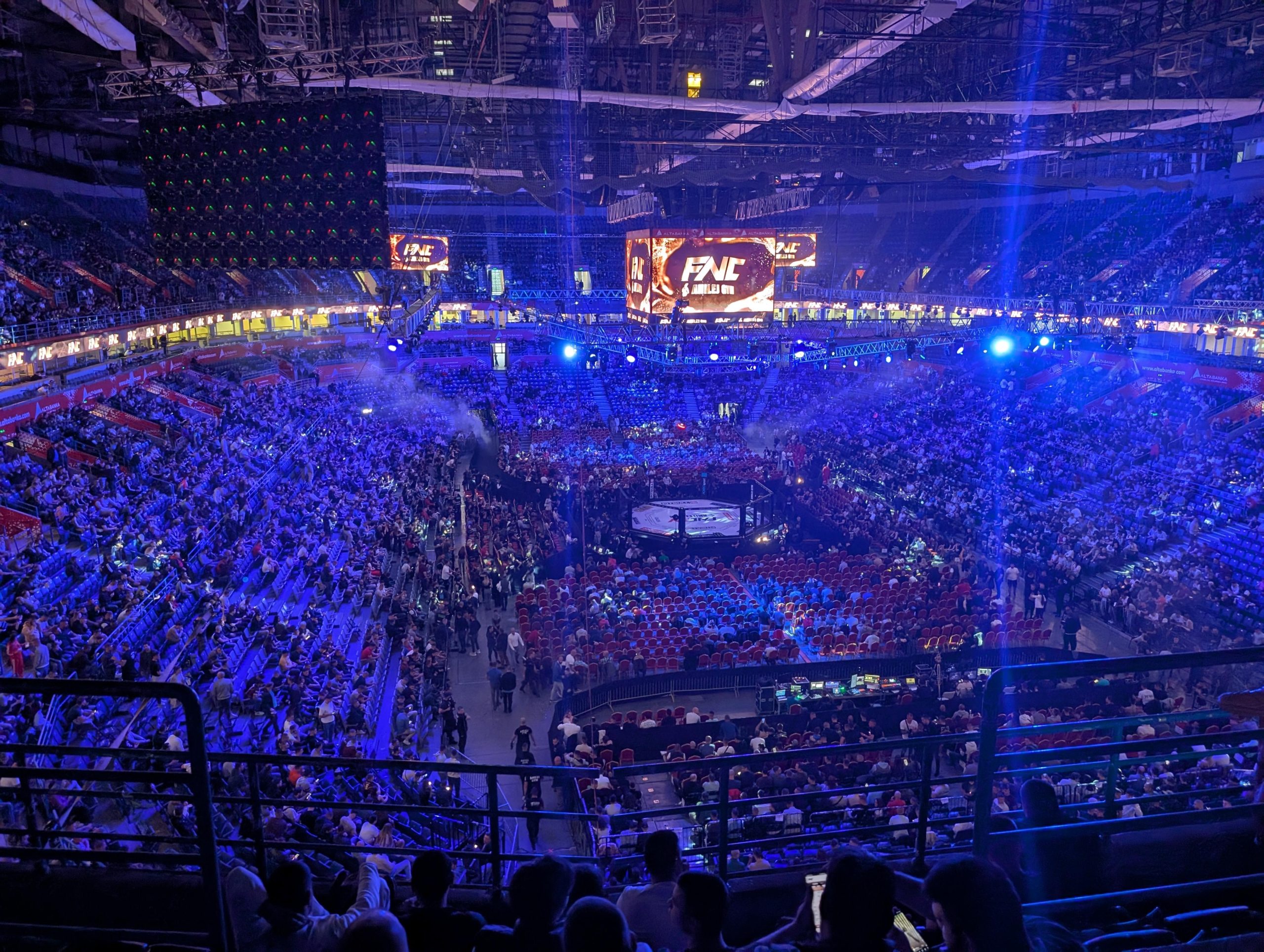 OVAKO JE BEOGRADSKA ARENA ZANEMELA: Pantera brutalno nokautirao Džakića! (VIDEO)