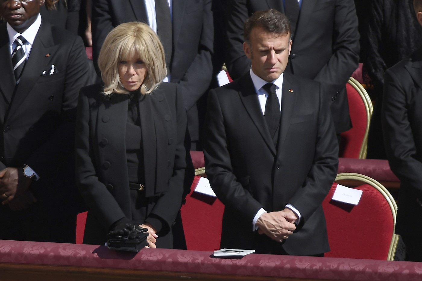STRUČNJAK ZA GOVOR TELA ANALIZIRAO INCIDENT MAKRONA I NJEGOVE ŽENE! Da li su se samo ŠALILI? Pogledajte sami (VIDEO)