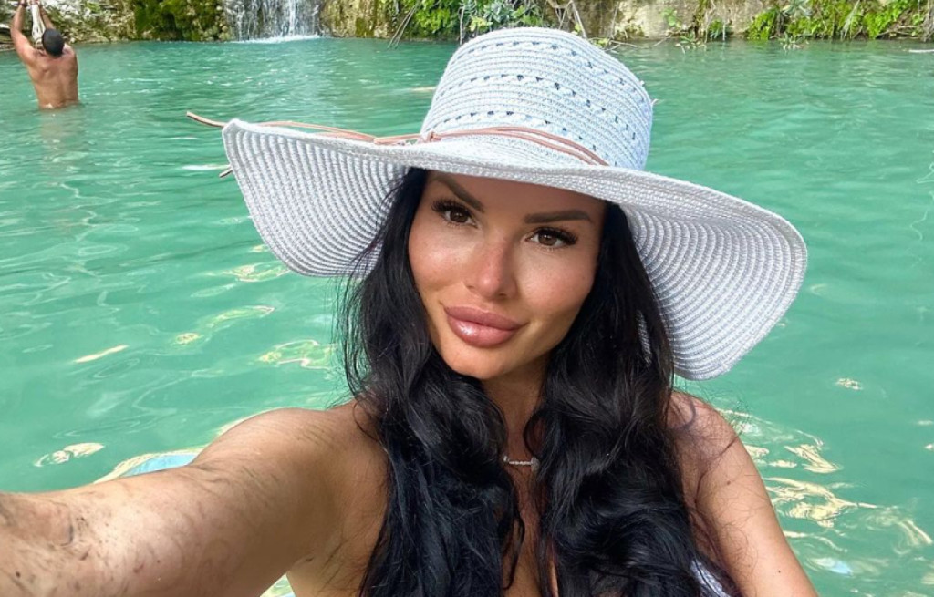 PEVAČICA ŠOKIRALA FOTKOM SA PLAŽE! Gola zadnjica u prvom planu, javnost u neverici (FOTO)