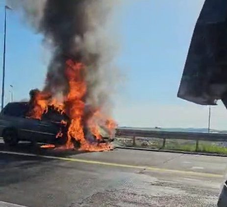 GORI AUTOMOBIL NA AUTO-PUTU KOD DOBANOVAČKE PETLJE: Očekuje se dolazak policije i vatrogasaca