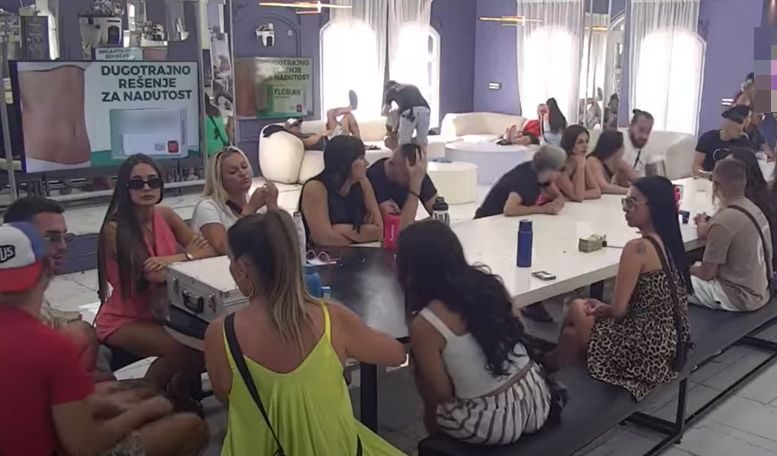 BIVŠA UČESNICA RIJALITIJA IZAZVALA PANIKU: Pokazala opekotine po telu, fanovi u šoku!