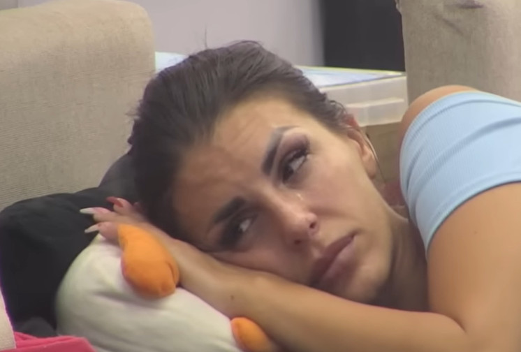 ENA ČOLIĆ PRIKOVANA ZA KREVET! Guši se u suzama, NE MOŽE DA DOĐE SEBI (FOTO)