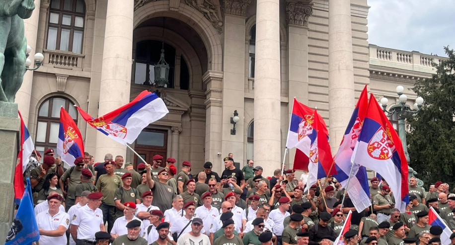 RATNI VETERANI STIGLI ISPRED SKUPŠTINE Vijore se srpske zastave pred književno popodne u Beogradu! (FOTO)
