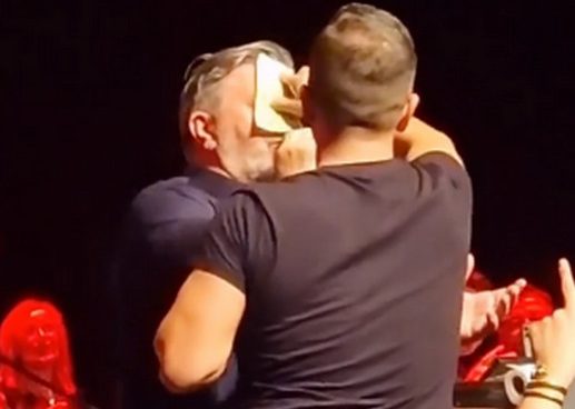PEVAČ SE POTUKAO SA GOSTOM NA NASTUPU! Nakon što mu je zalepio bakšiš na čelo nastao HAOS (FOTO)