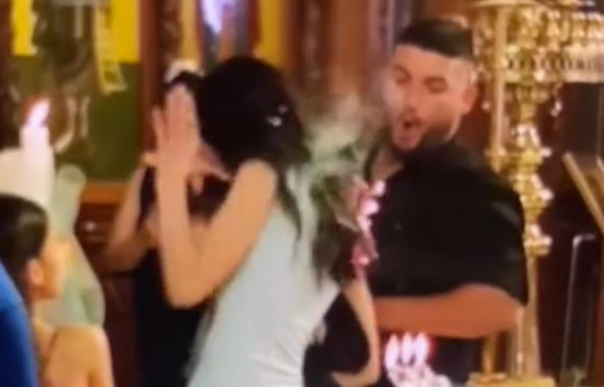 KUMI SE ZAPALILA KOSA U SRED KRŠTENJA Viralan snimak koji je obišao mreže, ona otkrila svoje GREHOVE (VIDEO)