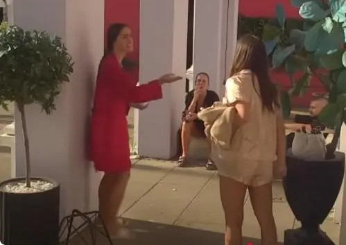 „KU*VO JEDNA IZ ĐENOVIĆA!“ Stravična svađa Ene Čolić i Anđele Đuričić, na ivici FIZIČKOG OBRAČUNA – sprema se DISKVALIFIKACIJA