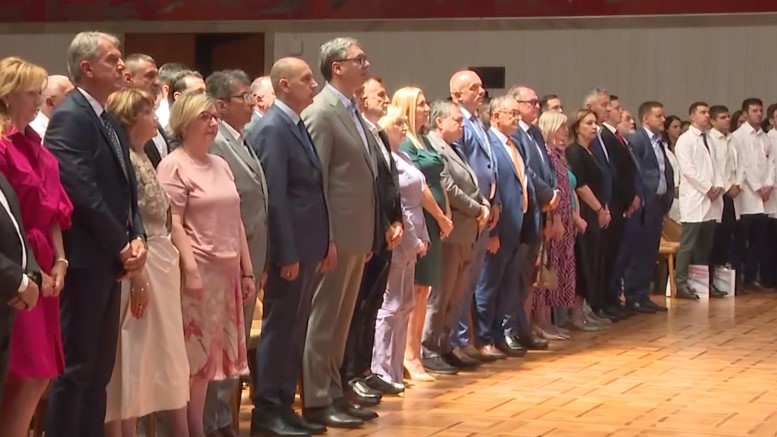 Vučić uručio ugovore o radu najboljim diplomcima medicinskih fakulteta i škola