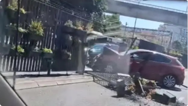 STRAVIČNA NESREĆA KOD BEOGRADSKOG SAJMA! Sudar dva automobila, iščupao pet metara ograde (VIDEO)