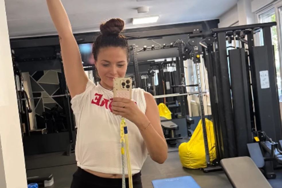 NINA JANKOVIĆ POZIRALA U TERETANI! Glumica pokazala koliku kilažu može da digne!
