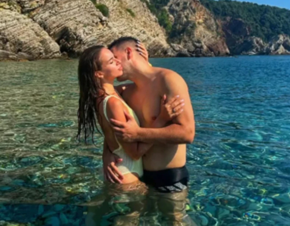 POZNATI ESTRADNI PAR UHVAĆEN U VRELOJ AKCIJI NA MORU! On joj stavio ruku na zadnjicu, a onda..