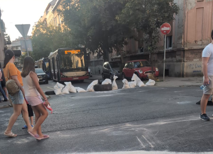SLUPALI ČOVEKU AUTO! Blokaderi iz Zemuna prave haos: Zaustavili saobraćaj, zabarikadirali se