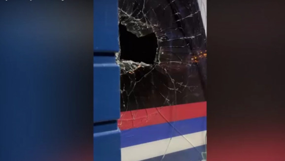 BLOKADERI KAMENOVALI PROSTORIJE SNS-A Jezivo nasilje u Novom Sadu!