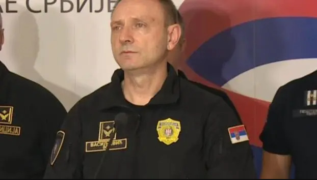 „SKINULI SU PRSLUKE I KRENULI NA KORDON POLICIJE… IMAMO ŠEST POVREĐENIH POLICIJSKIH SLUŽBENIKA“ Vasiljević otkrio kako je počelo nasilje blokadera u Beogradu