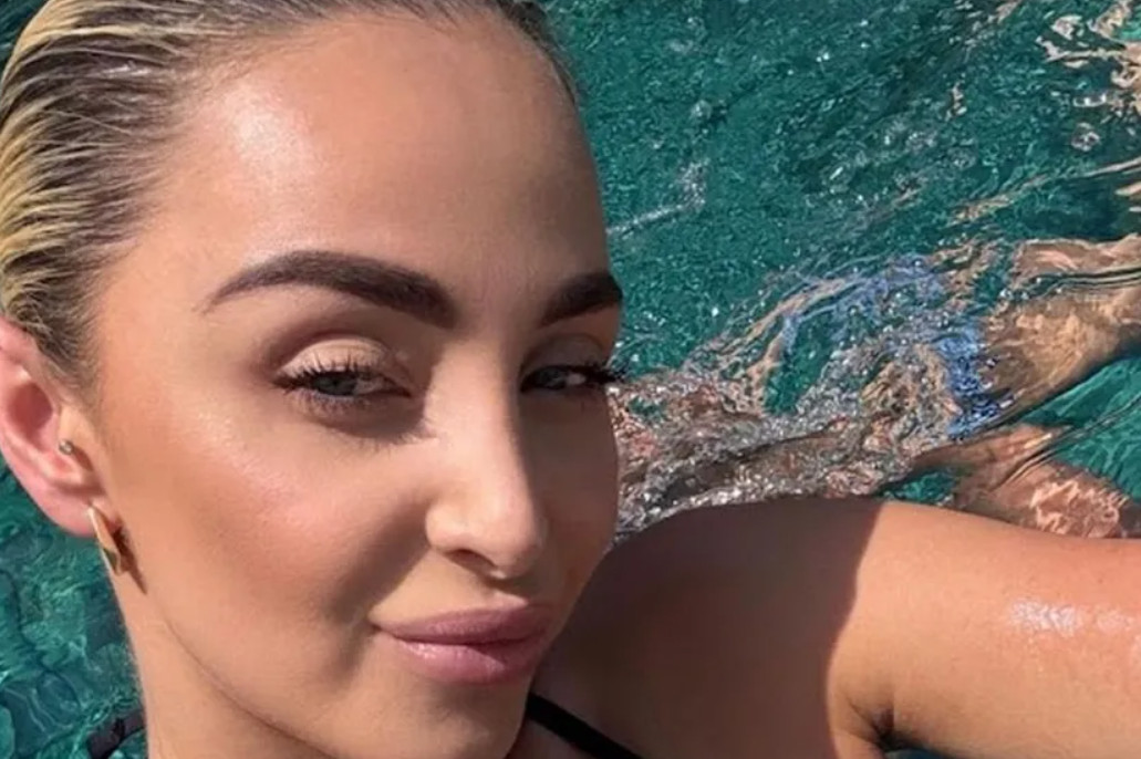 MAJA BEROVIĆ DOMINIRA U KUPAĆEM KOSTIMU! Pevačica dekolte stavila u prvi plan: „Kao milion dolara!“