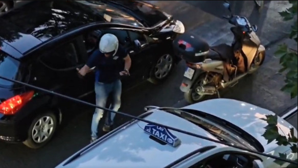 ČOVEK VOZI POVREĐENO DETE, A BLOKADERI MU NE DAJU DA PROĐE I JOŠ GA PLJUJU! (VIDEO)