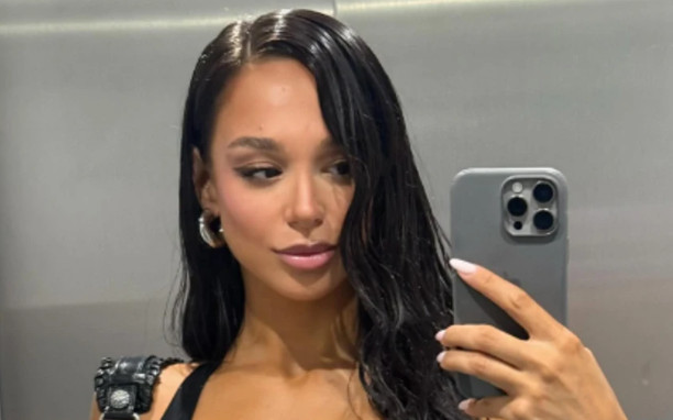 EDITA NIKAD ZGODNIJA! Pevačica se uvukla u uzak korset, pa usijala mreže zbog selfija