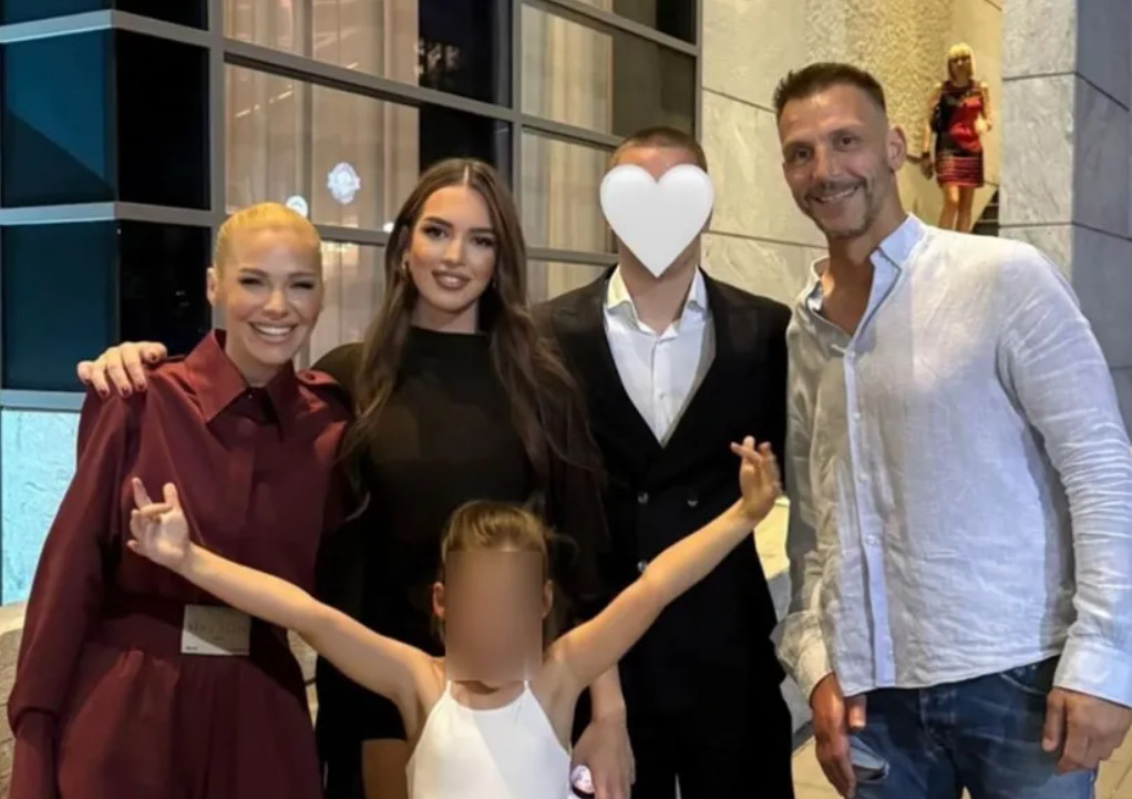 „MI SMO STALNO ZAJEDNO!“ Oglasila se Hana Ikodinović nakon objave slike sa roditeljima!