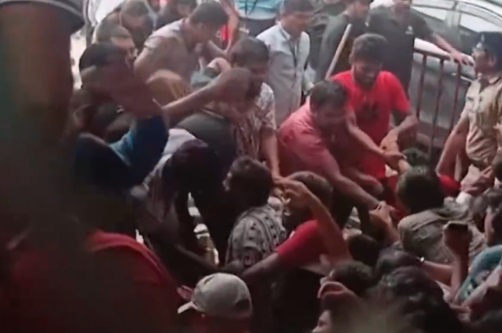 STRAVIČNE SCENE! Stampedo u Indiji usmrtio nekoliko ljudi, UZNEMIRUJUĆI SNIMCI (VIDEO)