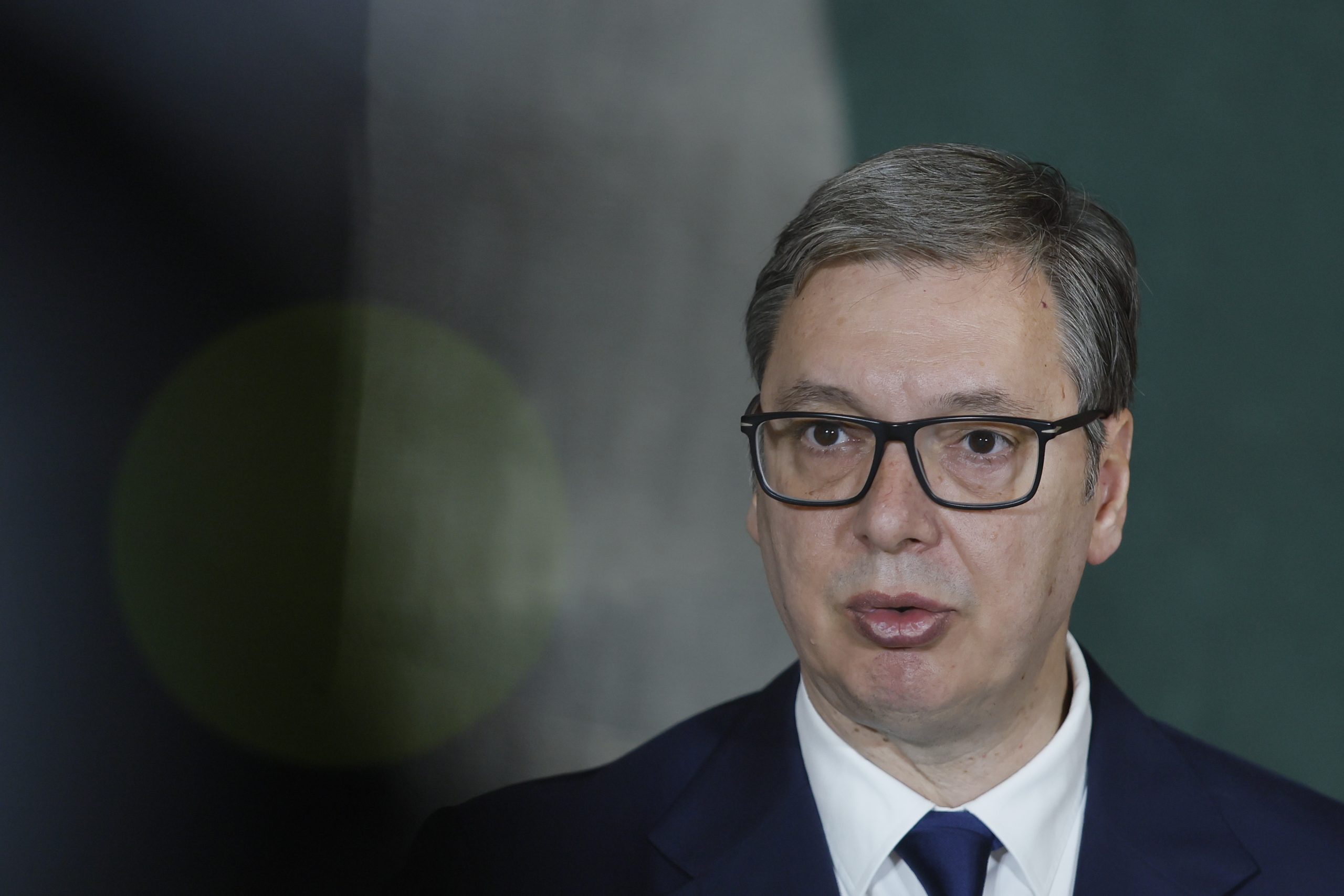 „SRBIJA NIJE POKLEKLA, SRBIJA STOJI USPRAVNO!“ Predsednik Vučić poslao moćnu poruku