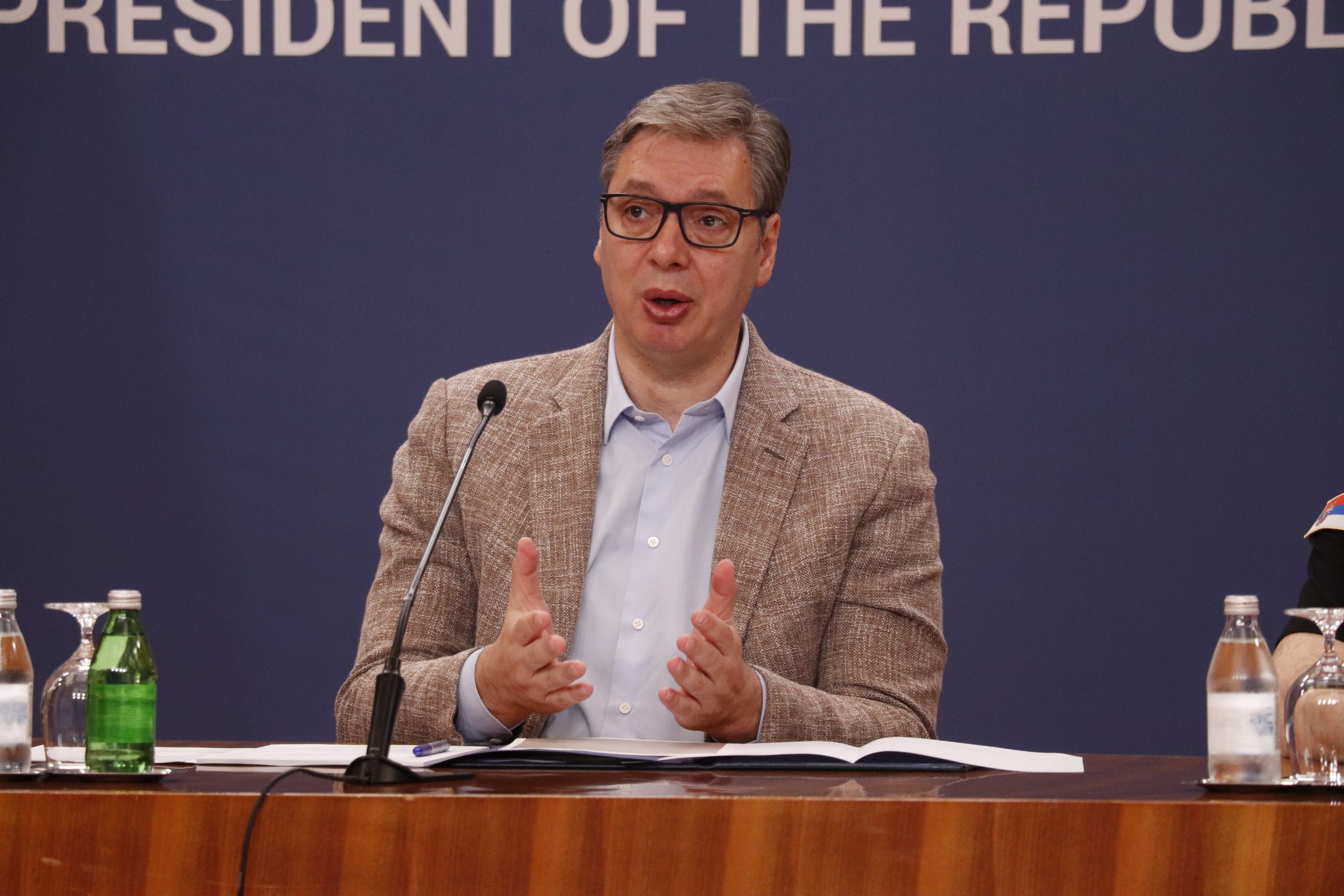 Oglasio se Vučić o kontejner revoluciji: „TUČU I NEREDE POSLE UTAKMICE UVEK TRAŽI ONAJ KO JE IZGUBIO“