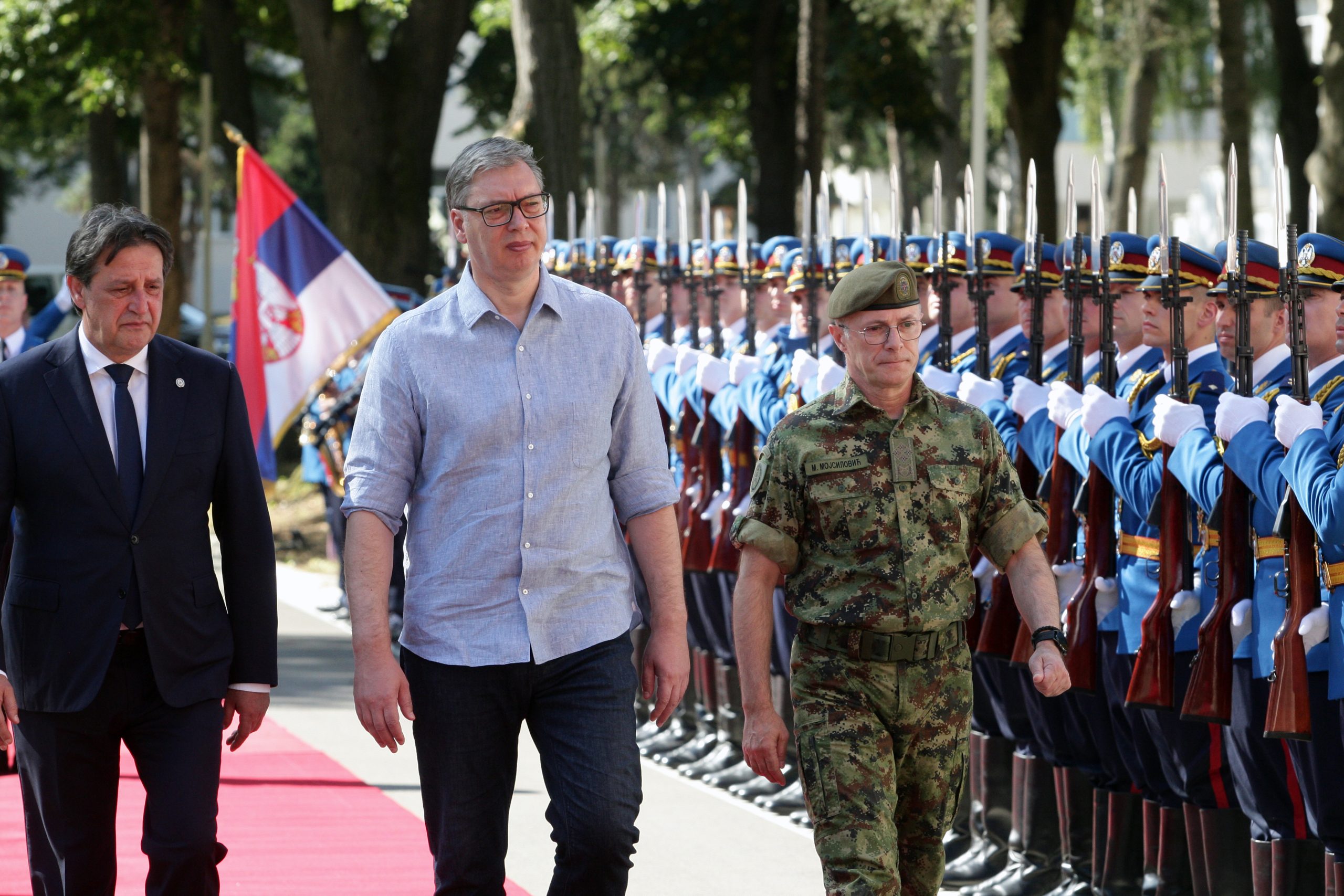 Vučić se obraća javnosti!! VAŽNA SEDNICA VOJSKE U „BANJICI 2“