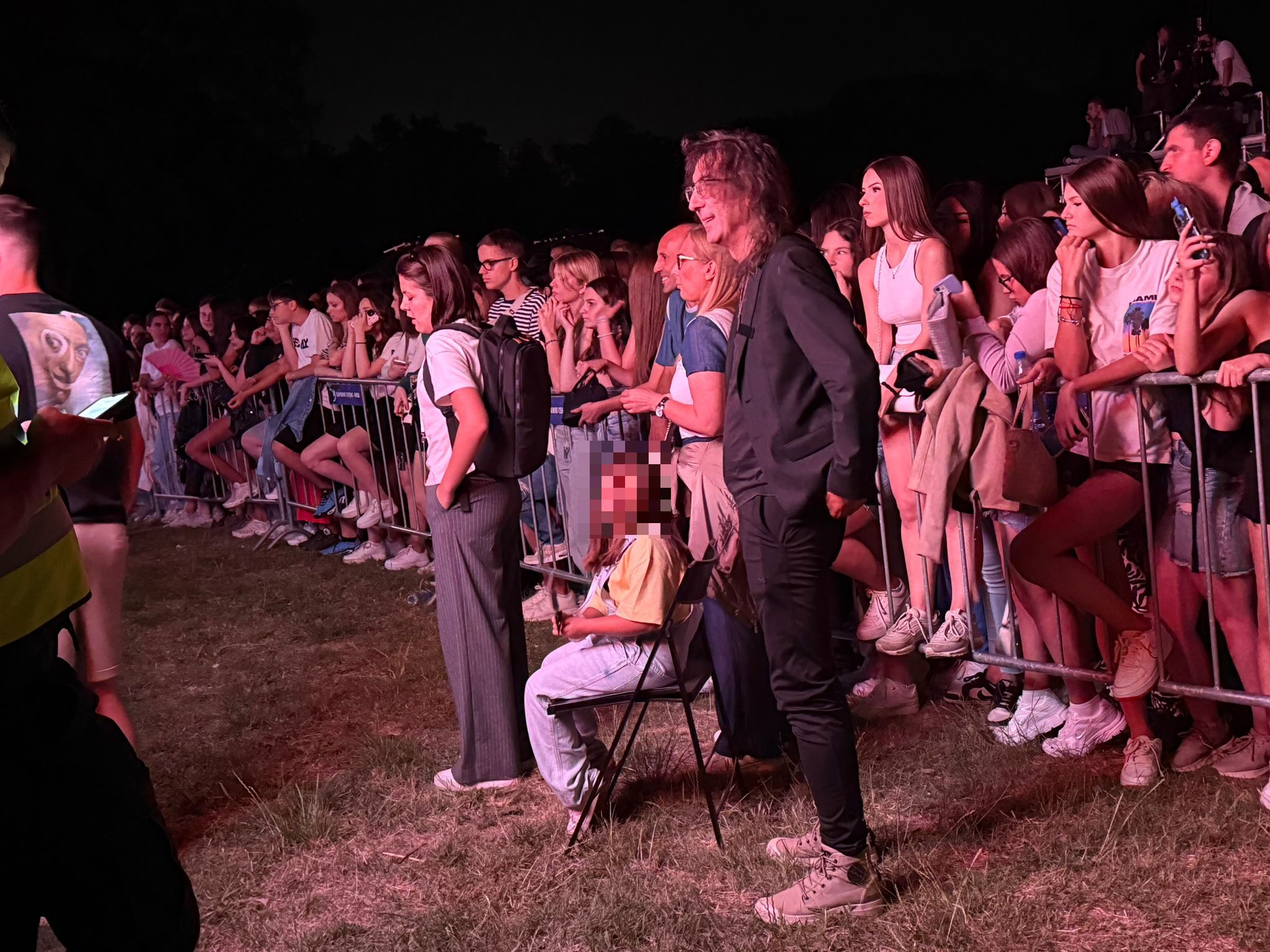 RALE SA ANINOM ĆERKOM U PRVOM REDU! Dirljivi trenuci pred pevačicin spektakl u Nišu (FOTO)