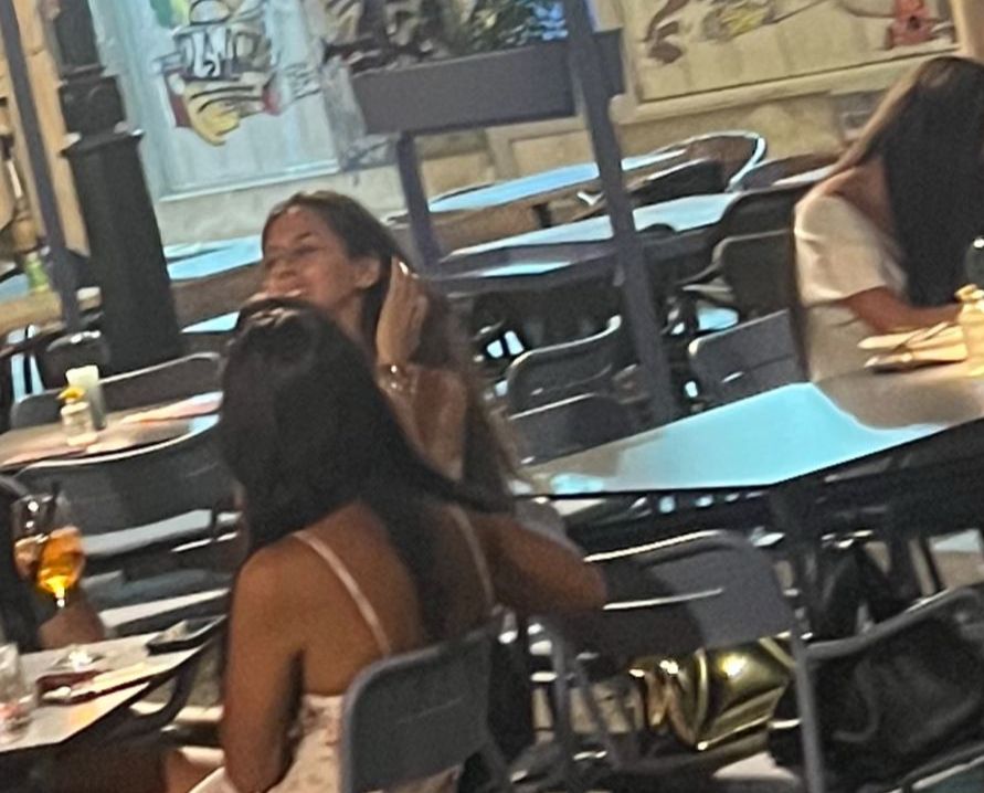 HYPE PAPARAZZO! Ivana Dudić bez šminke, a u kafiću je i ON: Evo kako glumica uživa… (FOTO)