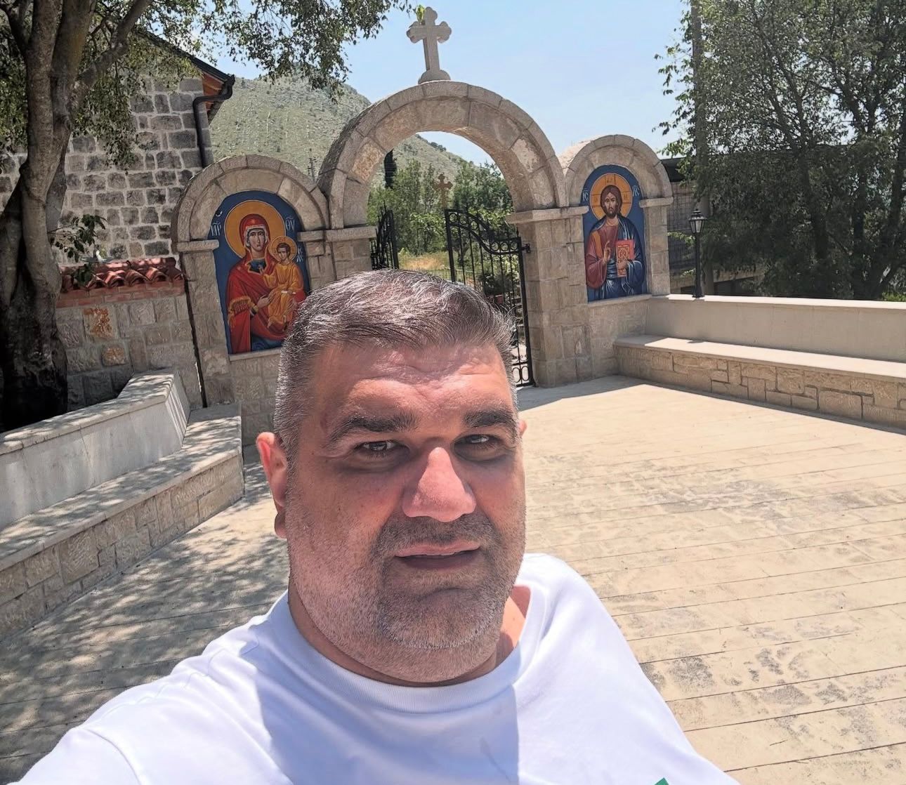 „SLAVA I MILOST“ Saša Mirković u rodnom mestu Svetog Vasilija Ostroškog (FOTO)