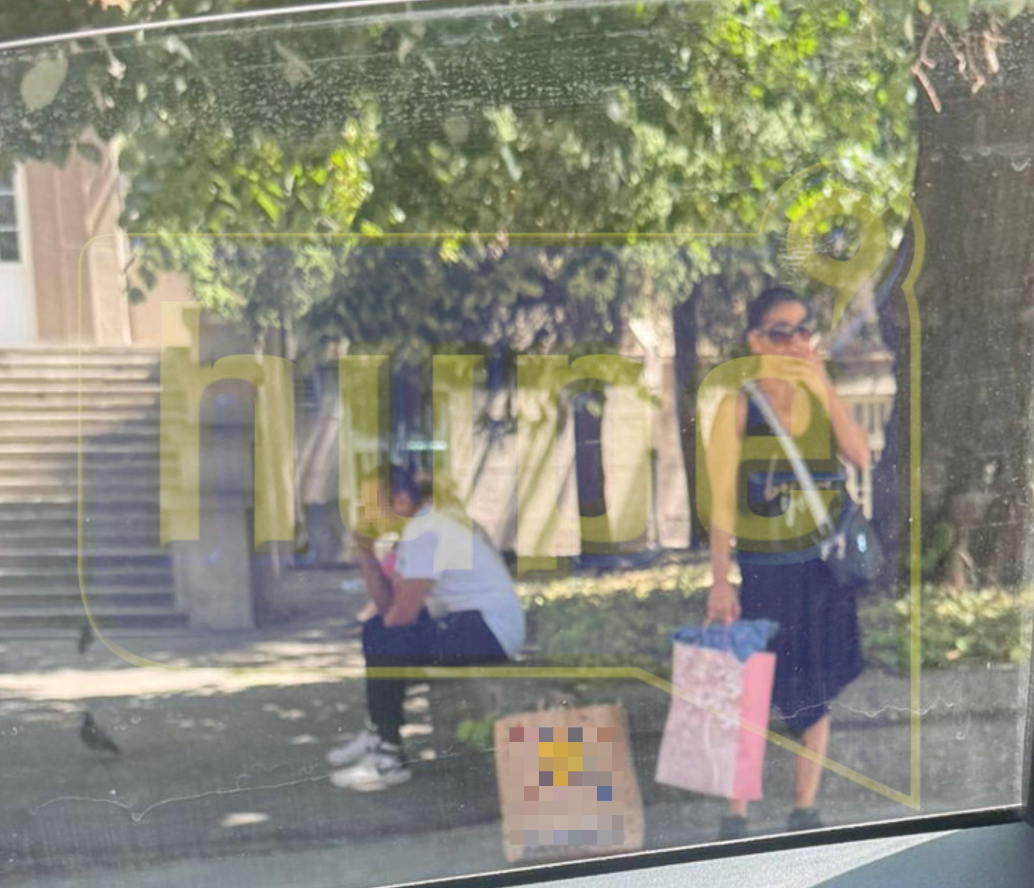 HYPE PAPARAZZO! MINA KOSTIĆ ISPRED URGENTNOG CENTRA! Evo u kakvom je izdanju! (FOTO)