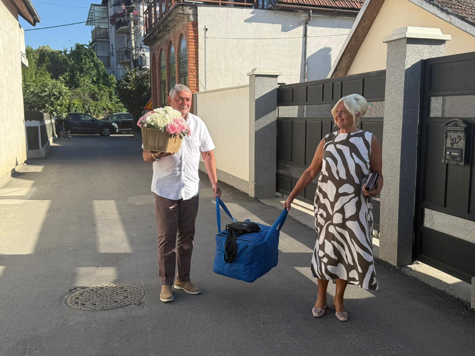 HIT SCENA ISPRED DOMA ZORCE I KEMIŠA! Naš poznati pevač došao sa suprugom, a poklon doneli u RASHLADNOJ TORBI!