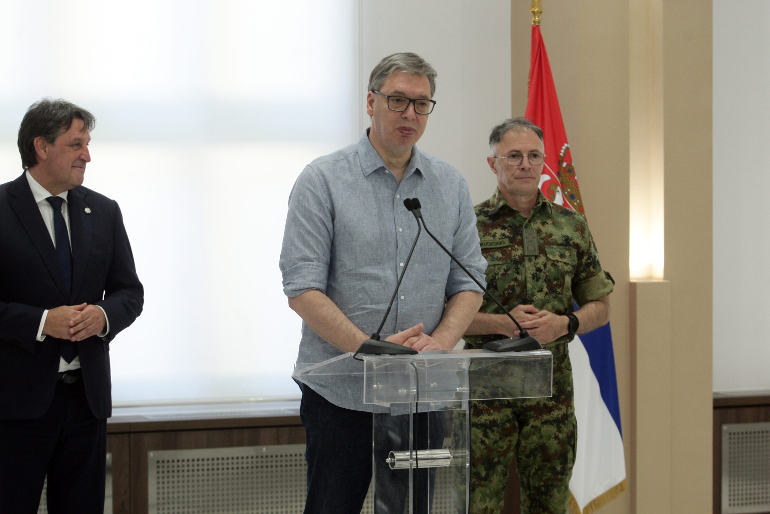 Vučić odgovorio na provokaciju: „Rušite mene, nemojte Srbiju“