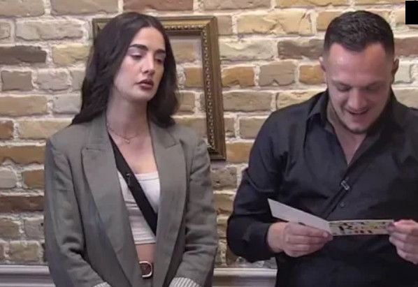 ANĐELA ZA NEKOG KAŽE DA IMA FEJK VEZU – PORED ŽIVOG GASTOZA! Starleta se opet blamira, napala je ovu cimerku