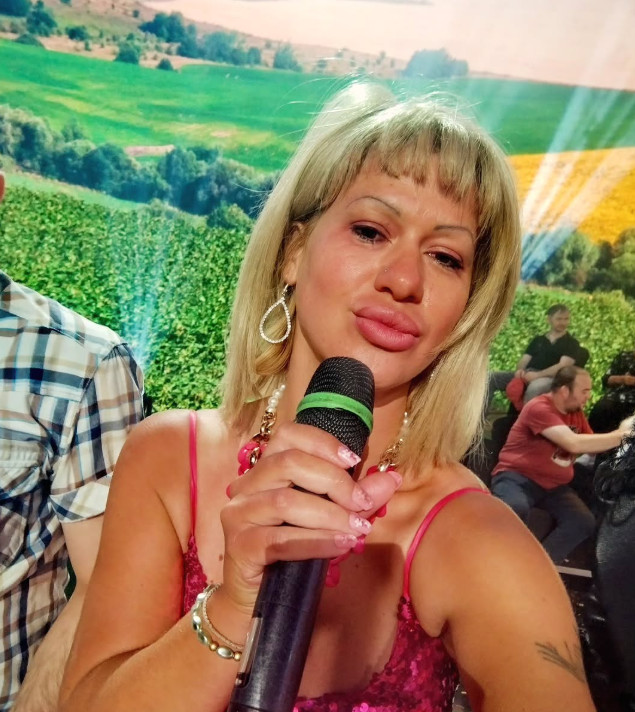 PEVAČICA ŽIVI U BARBI FAZONU! Pokazala stan obojen u roze!