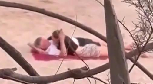 ŠVAJNŠTAJGER U LJUBAVNOM ZANOSU SA NOVOM DEVOJKOM: Osvanuo romantični snimak koji sve govori (VIDEO)