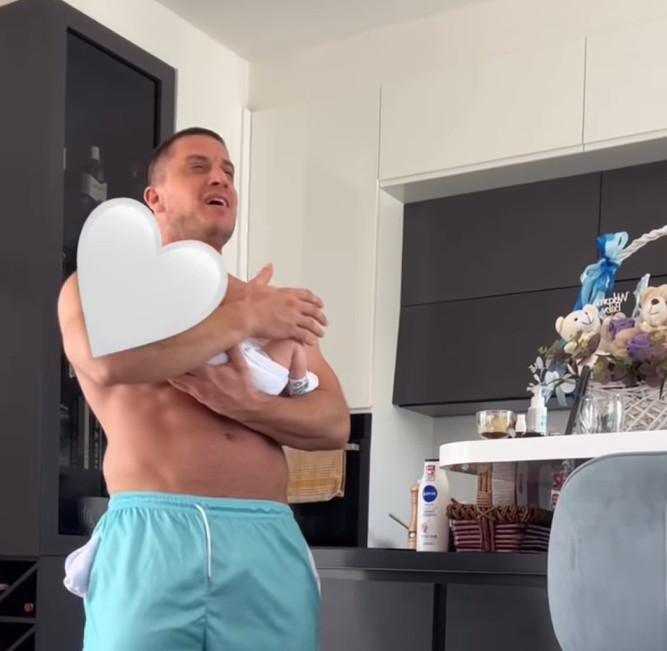 DAVID SE SNIMIO SA BEBOM! Pevao mu ovu pesmu: „Od malih nogu da zna šta valja“ (Video)