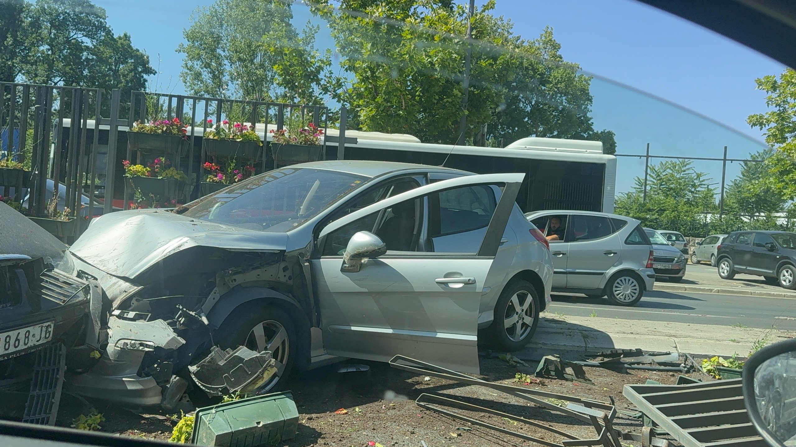 UŽAS KOD SAJMA! Automobil probio zaštitnu ogradu i ZAKUCAO SE u vozilo u kontra smeru (FOTO)