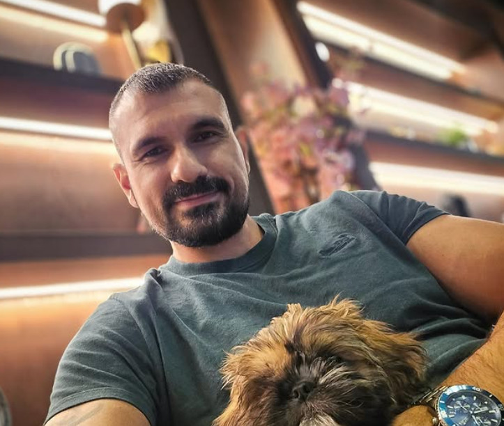 BIVŠI PARTNER MINE KOSTIĆ I DALJE PUCA KAKO IZGLEDA! (Foto)