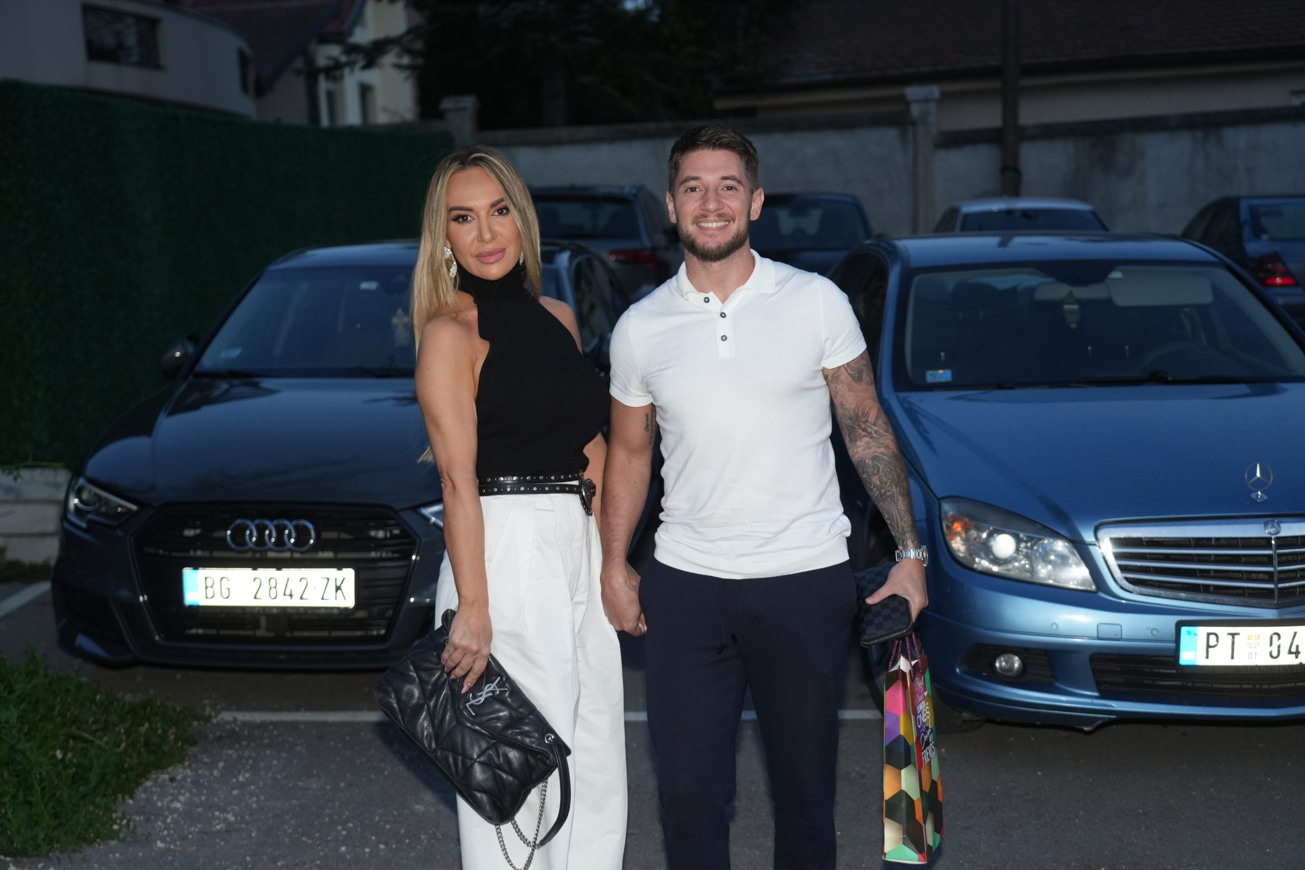 PRSTEN, SUZE I POLJUPCI NA VODI! Joca Stefanović VERIO KOLEGINICU, svi gledaju NJENU RUKU! (FOTO)