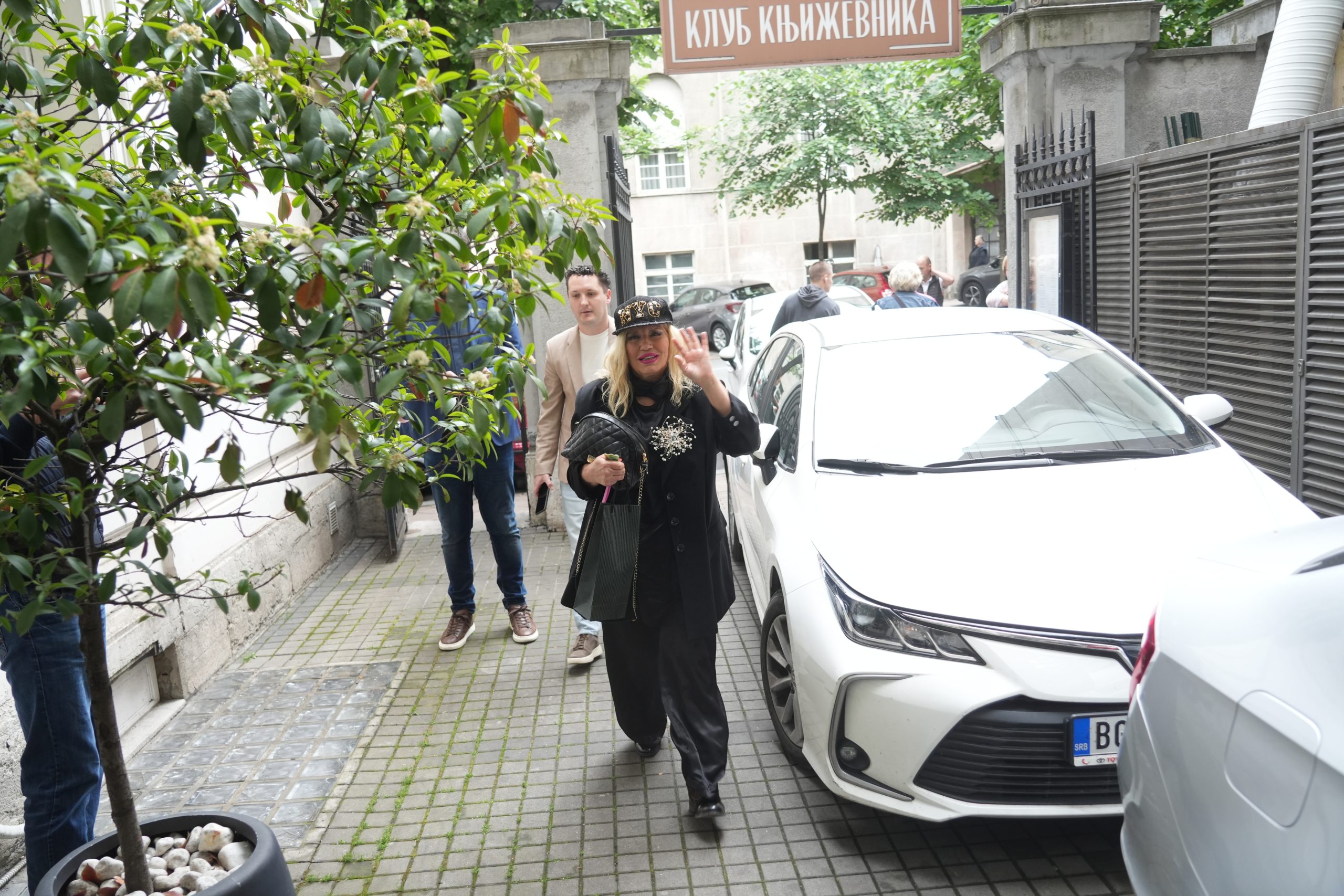 PEVAČICA PREŠLA IZ ISLAMA U HRIŠĆANSTVO! Pričala javno o porodici, a ne zna gde joj je otac sahanjen!